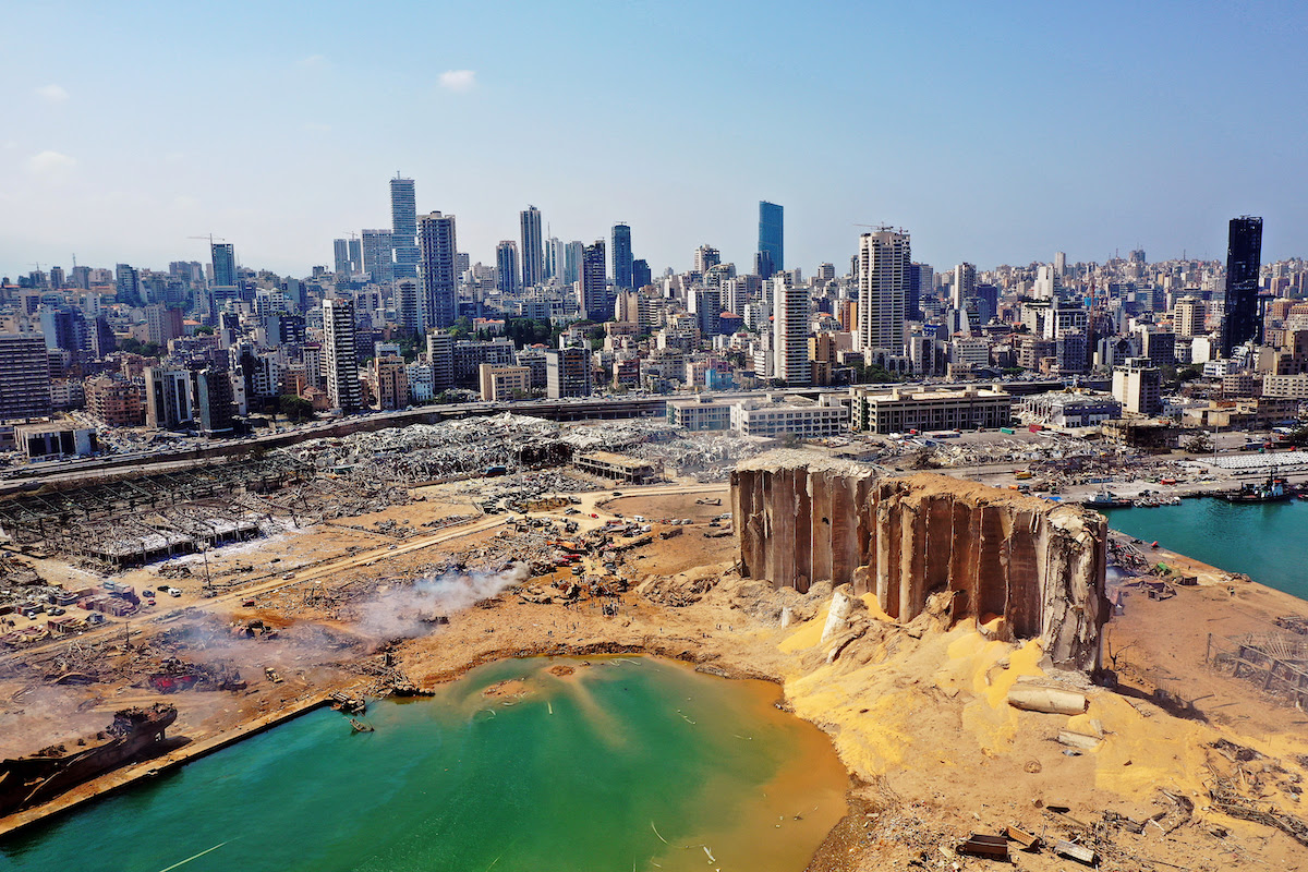 Uma vista aérea mostra na quarta-feira o dano imenso causado aos silos de grãos de Beirute e a área em volta, um dia depois da grande explosão que atingiu o local no coração da capital libanesa. Foto: AFP
