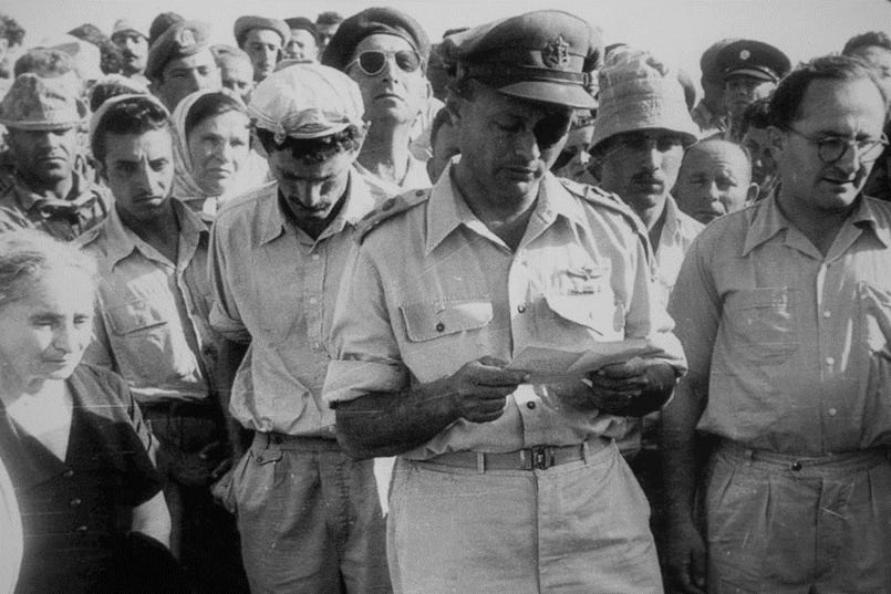 Ein Bild, das Person, Menschliches Gesicht, Mann, Crew enthält. Automatisch generierte Beschreibung