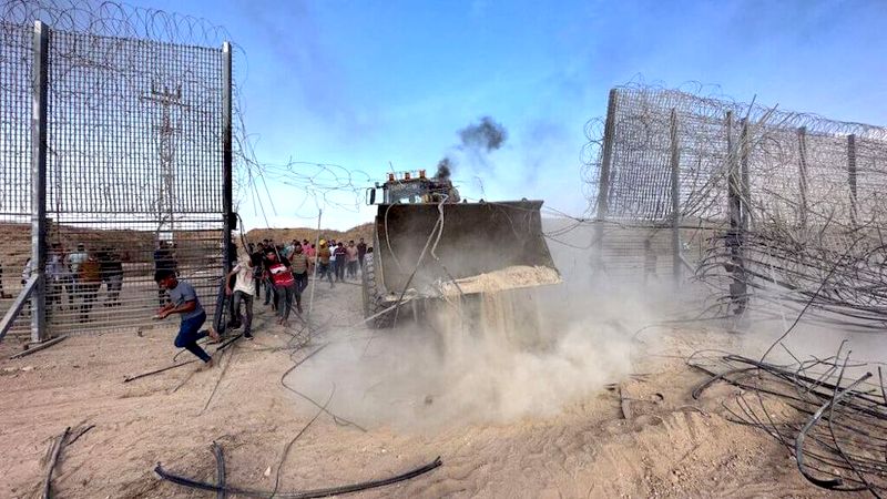 palestinos derriban vallas israelíes en operación inundación de Al-Aqsa