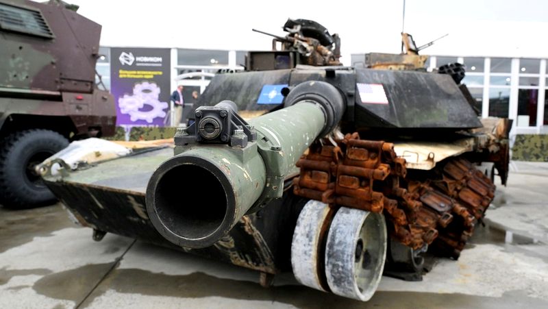 trofeo tanque Abrams destruído, en exposición Army 2024 en Moscú