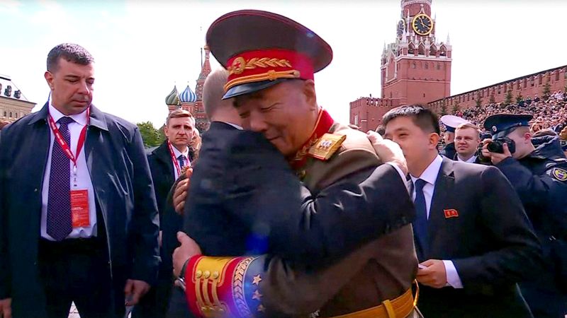 Putin abraza a mando militar de la RPDC