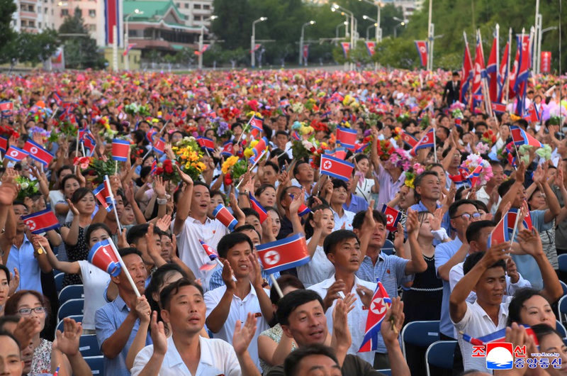 El noble pueblo coreana agita sus banderas en el día de la liberación de la Patria